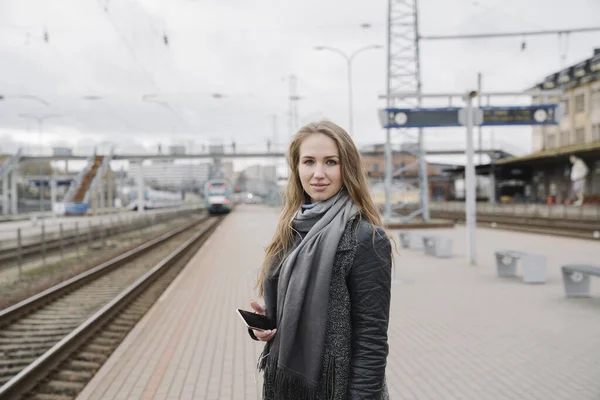 Porträt Einer Lächelnden Jungen Frau Mit Smartphone Auf Bahnsteig — Stockfoto