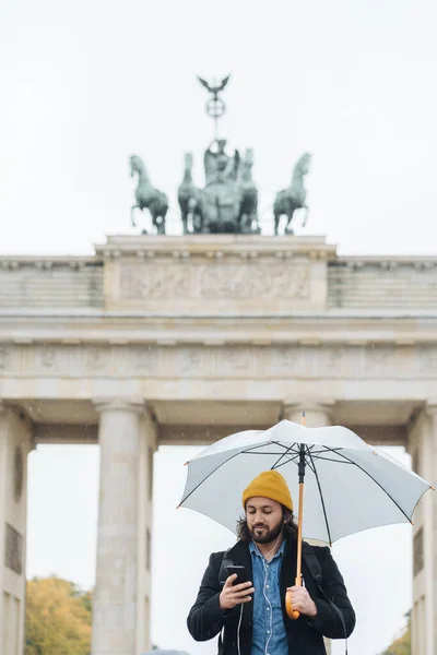 Мужчина Смартфоном Перед Branderburg Gate Берлине Германия — стоковое фото