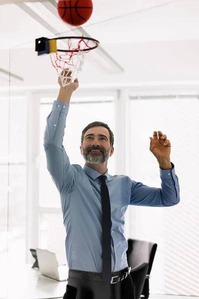 Feliz Hombre Negocios Maduro Jugando Baloncesto Oficina — Foto de Stock