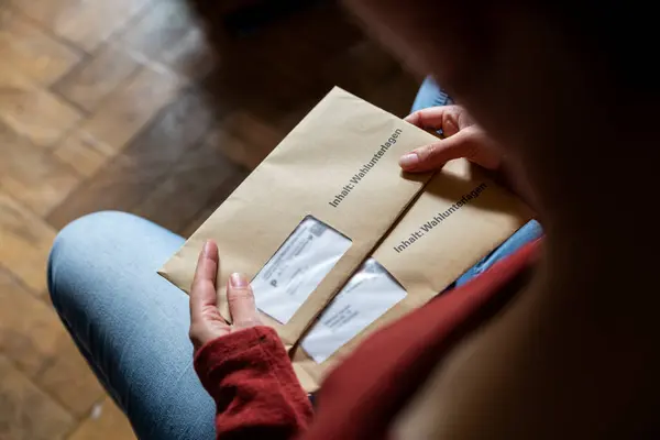 Elettore Femminile Possesso Documenti Voto Postale Nelle Sue Mani — Foto Stock