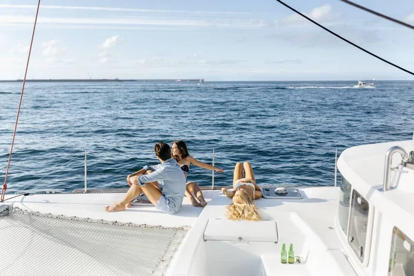 Drei Junge Freunde Genießen Einen Sommertag Auf Einem Segelboot — Stockfoto