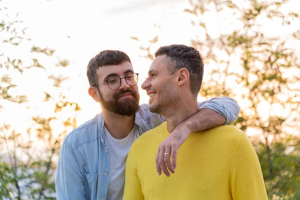 Cariñosa Pareja Gay Aire Libre Atardecer —  Fotos de Stock