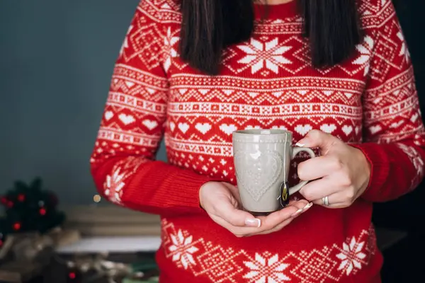Kobieta Trzyma Filiżankę Herbaty Zimowym Swetrze — Zdjęcie stockowe