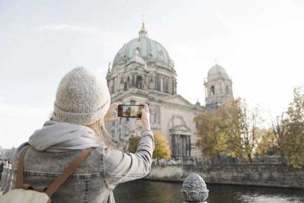 Junge Frau Fotografiert Mit Dem Smartphone Den Berliner Dom — Stockfoto