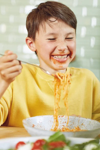 Chico Desordenado Comiendo Espaguetis Con Salsa Tomate — Foto de Stock