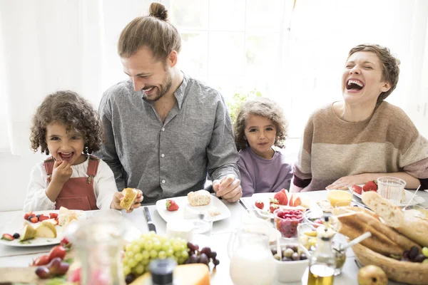 Glückliche Familie Beim Mittagessen Hause — Stockfoto