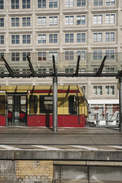 Чекаючи Приміський Поїзд Залізничній Станції Alexanderplatz Берлін Німеччина — стокове фото