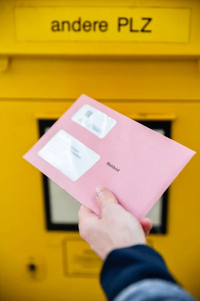 Valmansinnehavare Som Innehar Handlingar För Poströstning Framför Brevlådan — Stockfoto