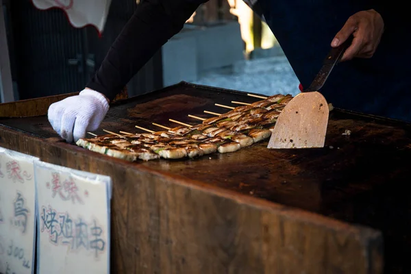 Japan Kyoto Prefektur Kyoto City Händerna Kock Förbereda Yakitori Matstånd — Stockfoto