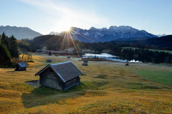 Cabañas Madera Contra Lago Geroldsee Las Montañas Karwendel Bavaria Alemania — Foto de Stock