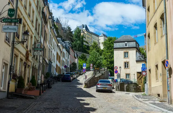 Låg Vinkel Syn Vägen Mitt Byggnader Gamla Kvartalet Luxemburg — Stockfoto