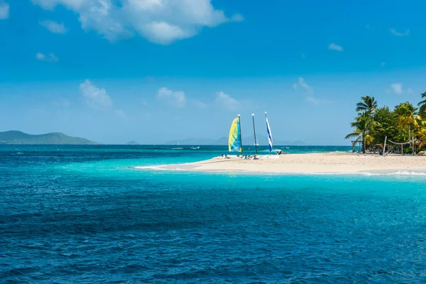 Katamarany Zacumowane Białym Piasku Plaży Przed Niebem Palm Island Grenadyny — Zdjęcie stockowe