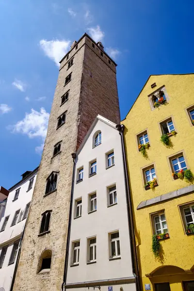 Vista Ángulo Bajo Torre Dorada Casas Wahlenstrasse Ratisbona Alemania —  Fotos de Stock