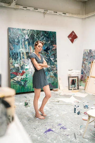 Young Artist Standing Her Studio Arms Crossed — Stock Photo, Image