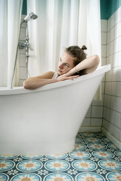 Giovane Donna Sdraiata Nella Vasca Bagno Sognando Occhi Aperti — Foto Stock