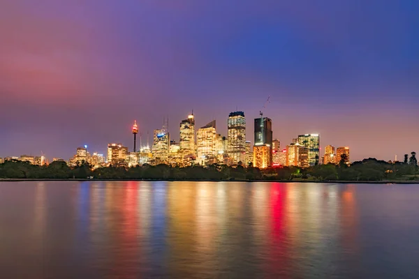 Освещённые Небоскребы Перед Рекой Фоне Неба Ночью Сидней Австралия — стоковое фото