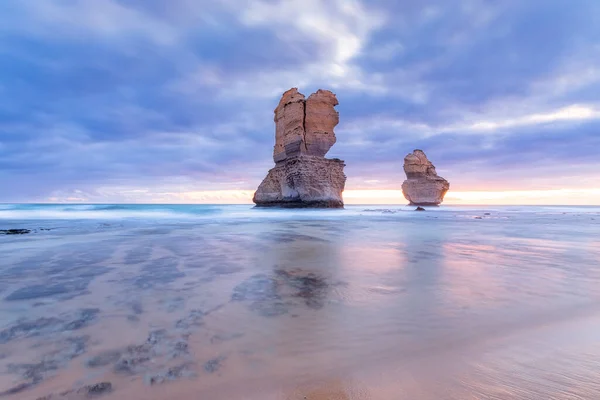 Stack Stenar Havet Gibson Steps Mot Molnig Himmel Solnedgången Victoria — Stockfoto