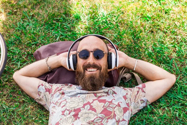 Volwassen Man Met Rode Basecap Zonnebril Witte Hoofdtelefoon — Stockfoto