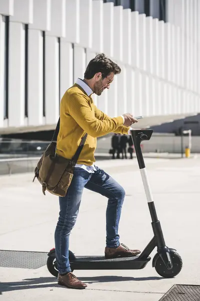 Junger Mann Mit Roller Mit Handy Der Stadt — Stockfoto