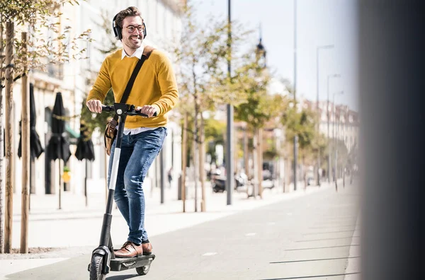 市内の電子スクーターに乗っている若い男 — ストック写真