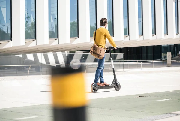 Junger Mann Fährt Scooter Der Stadt — Stockfoto