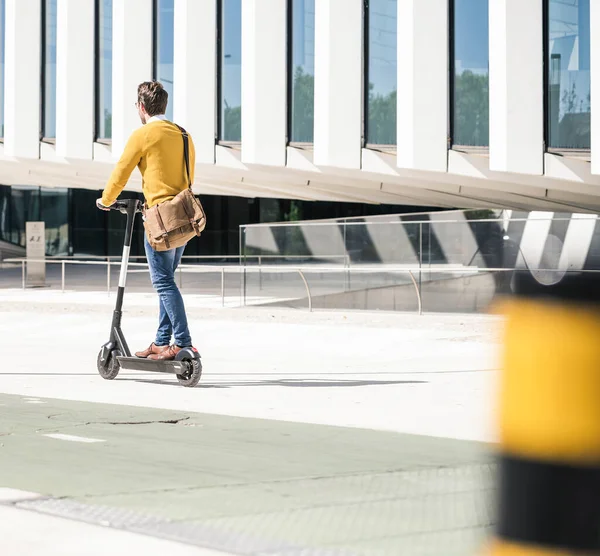 Νεαρός Καβαλάει Scooter Στην Πόλη — Φωτογραφία Αρχείου