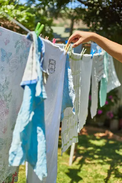 Man Hanging Laundry Outdoors — Stock Photo, Image
