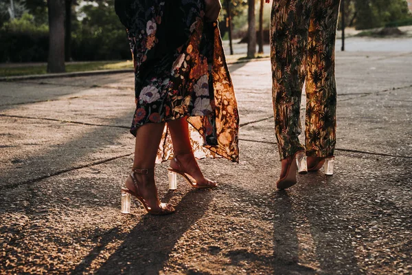 Feet Two Elegant Women Walking Outdoors Sunset — Stock Photo, Image