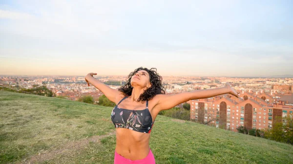 Mujer Realizando Ejercicios Hipopresivos Abdominales Aire Libre — Foto de Stock