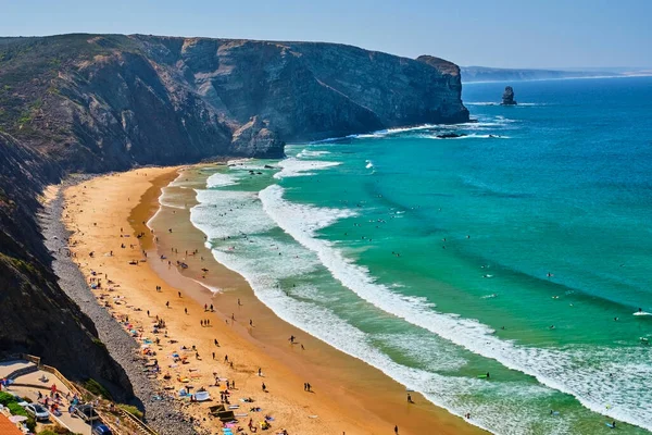 Portugalia Algarve Arrifana Osoby Relaksujące Się Latem Wzdłuż Piaszczystej Plaży — Zdjęcie stockowe