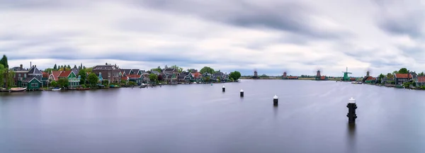 Снимок Реки Заан Фоне Облачного Неба Заанс Шанс Заандам Нидерланды — стоковое фото