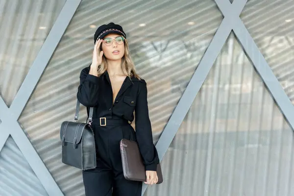 Joven Mujer Negocios Rubia Con Sombrero Negro Bolsa Para Portátil —  Fotos de Stock