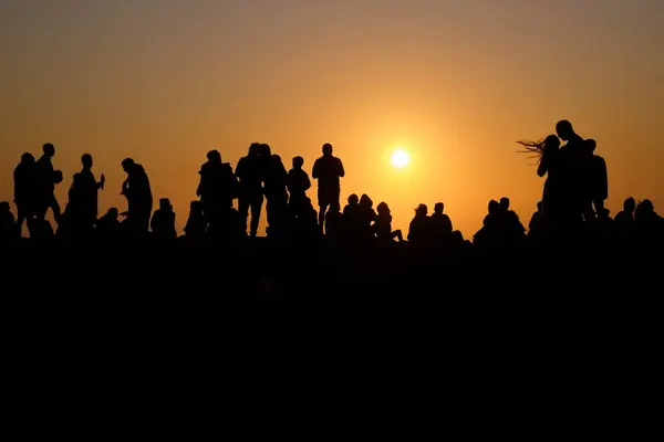 Portugal Algarve Silhuetas Pessoas Que Relaxam Contra Pôr Sol Cabo — Fotografia de Stock