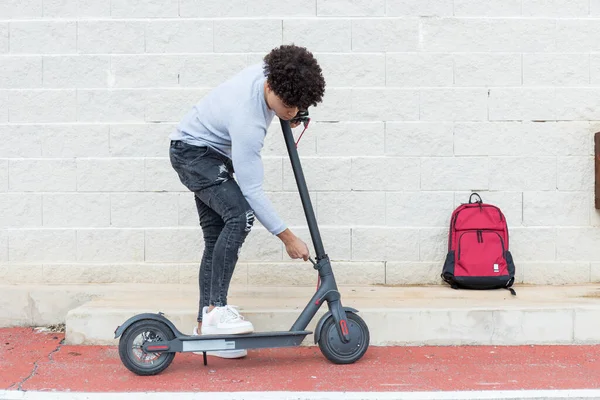 Jongeman Opvouwbare Scooter — Stockfoto