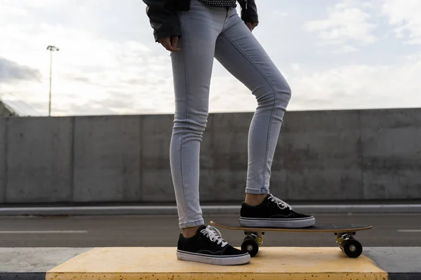Πόδια Της Γυναίκας Skateboard Στέκεται Στο Bollard — Φωτογραφία Αρχείου
