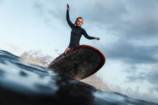 Vrouwelijke Surfer Bali Indonesië — Stockfoto