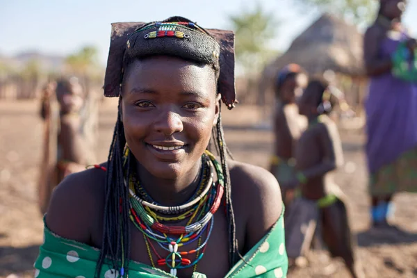 Retrato Una Joven Mujer Muhacaona Con Peinado Tradicional Oncocua Angola — Foto de Stock