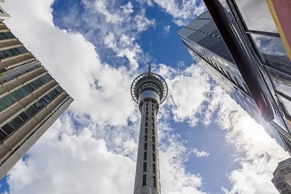 Vista Angolo Basso Della Sky Tower Contro Cielo Nuvoloso Città — Foto Stock