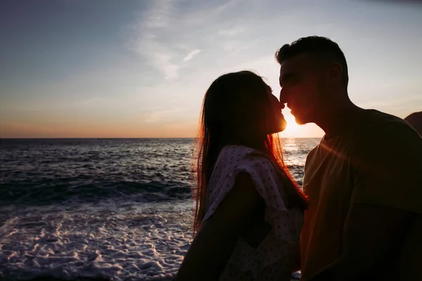 Jovem Casal Beijando Uns Aos Outros Praia Durante Pôr Sol — Fotografia de Stock