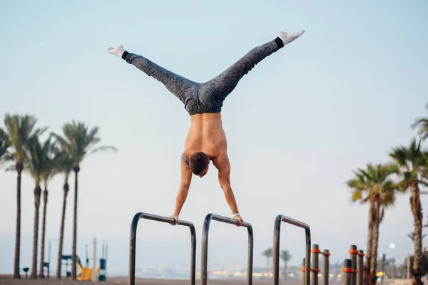 Jongeman Die Calisthenics Beoefent Een Buitensportschool — Stockfoto