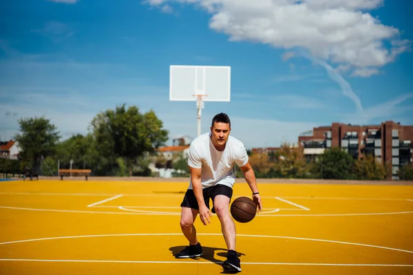 Mann Spielt Basketball Auf Gelbem Platz Dribbelt — Stockfoto