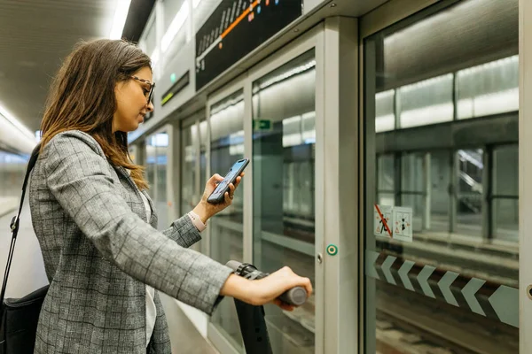 Giovane Donna Affari Con Scooter Utilizzando Telefono Alla Stazione Della — Foto Stock