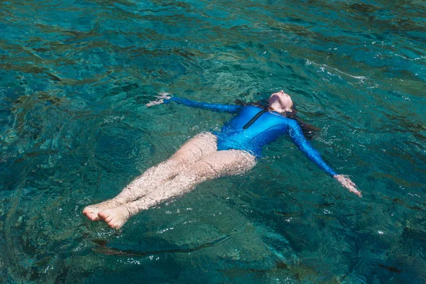 印度尼西亚巴厘Nusa Penida的一名漂浮在水面上的年轻妇女 — 图库照片