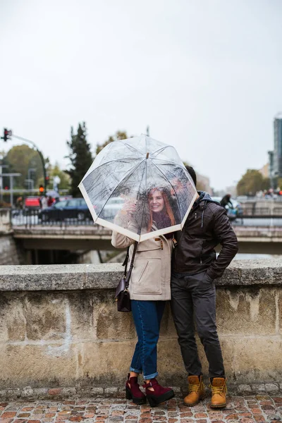 Pár Zamilovaný Průhledného Deštníku Podzim — Stock fotografie