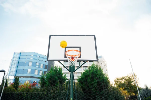 Basquete Aro Quadra Livre — Fotografia de Stock