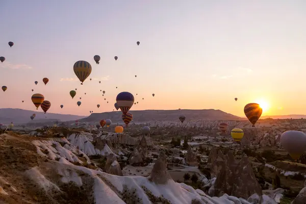 Coloridos Globos Aire Caliente Volando Sobre Paisaje Rocoso Atardecer Goreme —  Fotos de Stock