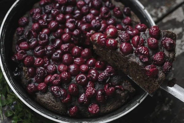 Scheibe Kirsch Brownie Kuchen Über Container Auf Tisch — Stockfoto