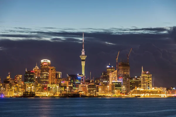 Verlichte Moderne Gebouwen Zee Tegen Bewolkte Lucht Schemering Oceanië Nieuw — Stockfoto