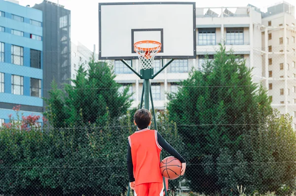 Çocuk Dışarıda Basketbol Oynuyor — Stok fotoğraf