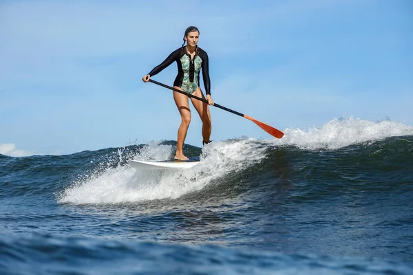 Surfista Feminina Sup Bali Indonésia — Fotografia de Stock